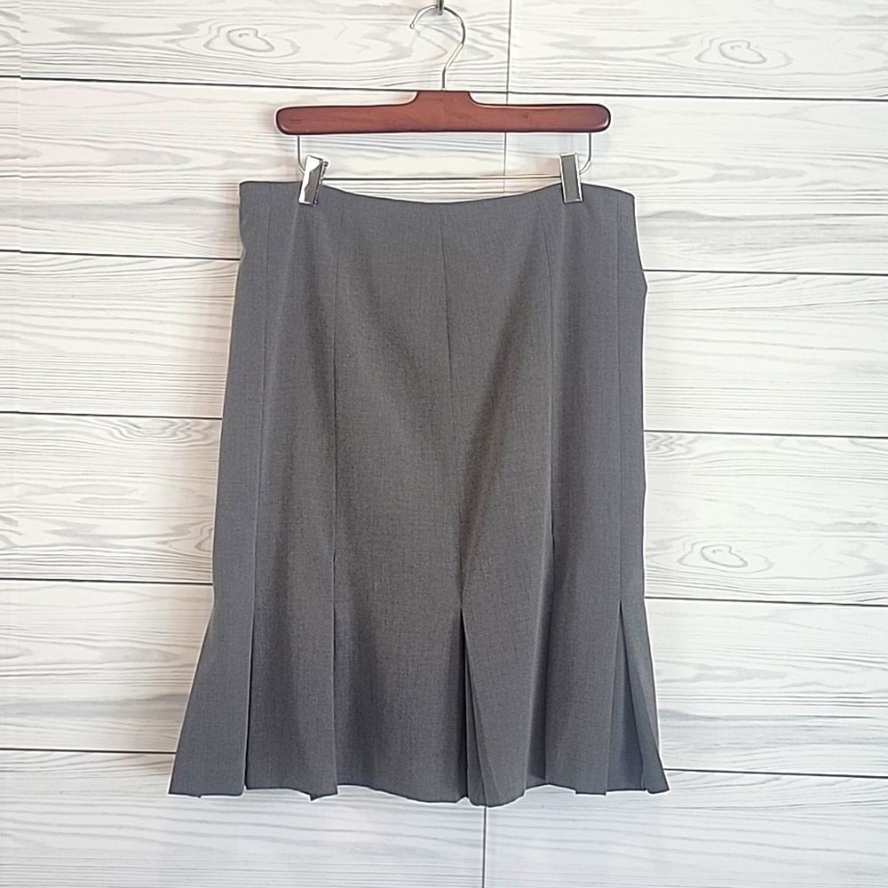 AGB grey business casual skirt with pleated hemline Women's Size 10
